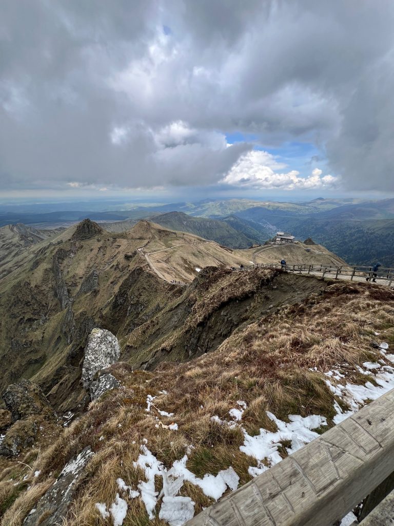 Paysage d’Auvergne avec vallées et reliefs vus depuis les hauteurs du Puy de Sancy
