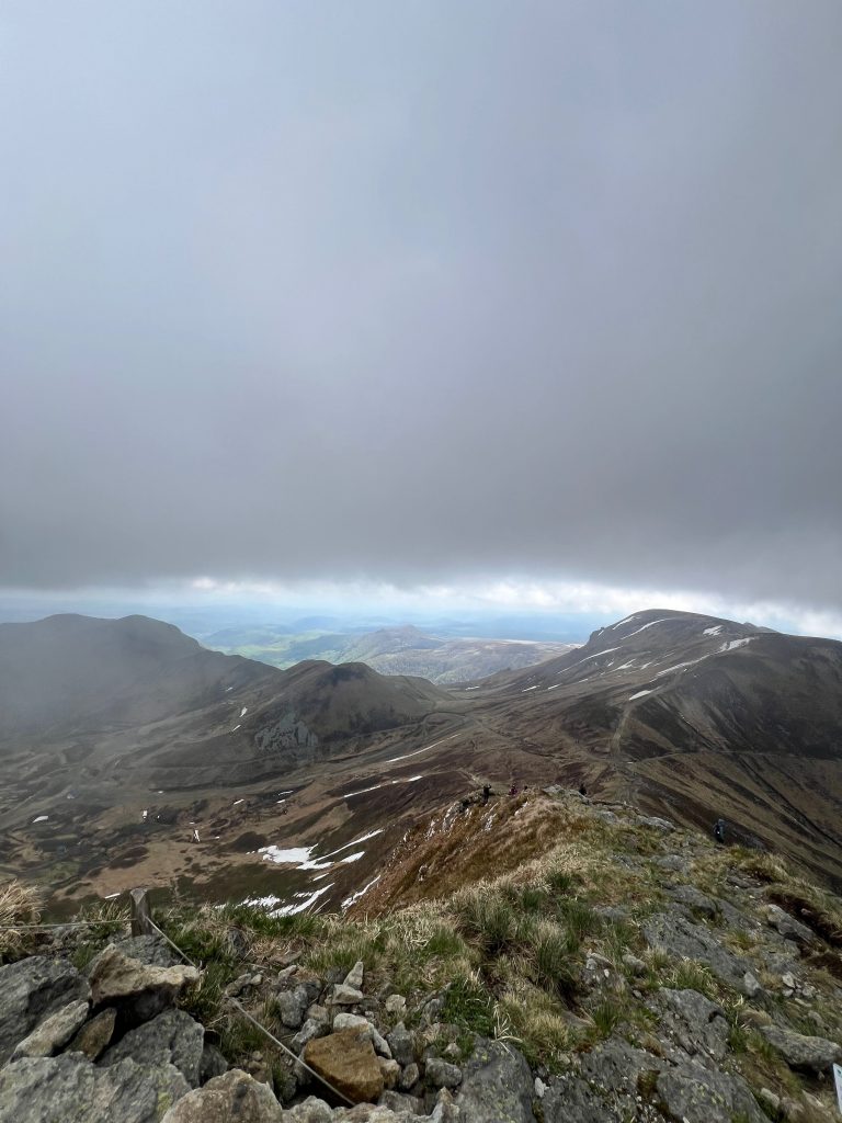 Chemin de montagne menant vers le sommet du Puy de Sancy dans le Massif Central
