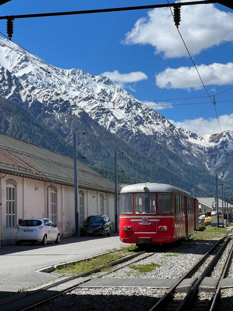 Train du Montenvers arrivant en gare avec vue sur les montagnes de Chamonix