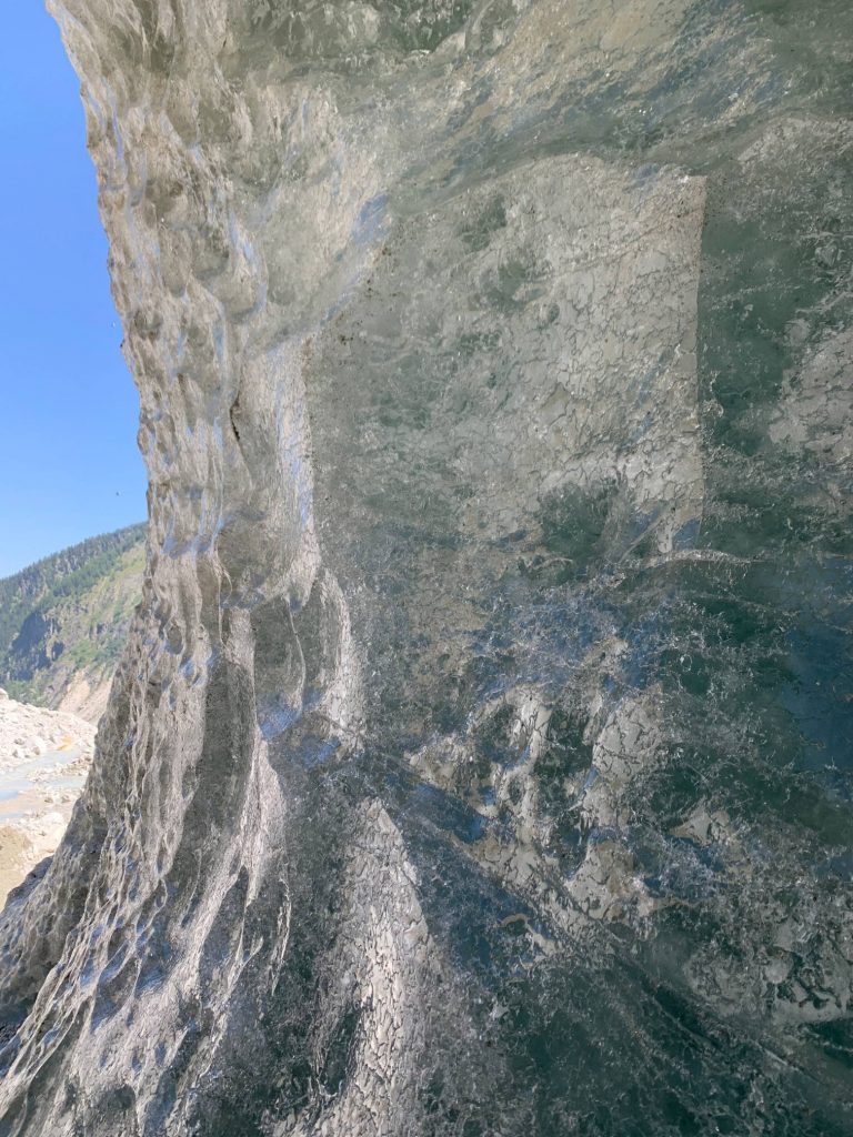 Spots photo dans la grotte de glace de la Mer de Glace avec lumière bleutée