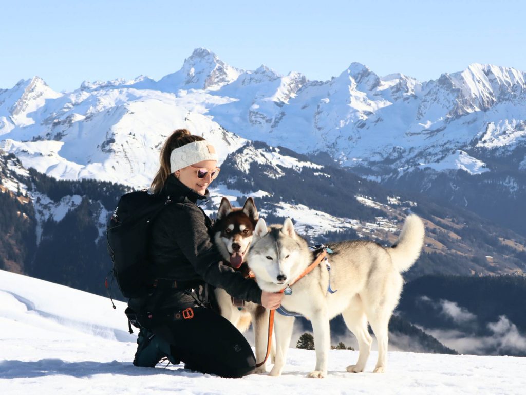 👉 Laura en randonnée en montagne avec ses deux huskies Snow et Echo