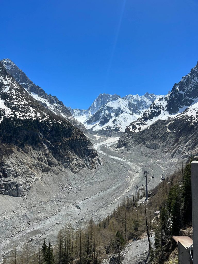 Vue panoramique sur la Mer de Glace à Chamonix depuis le site du Montenvers