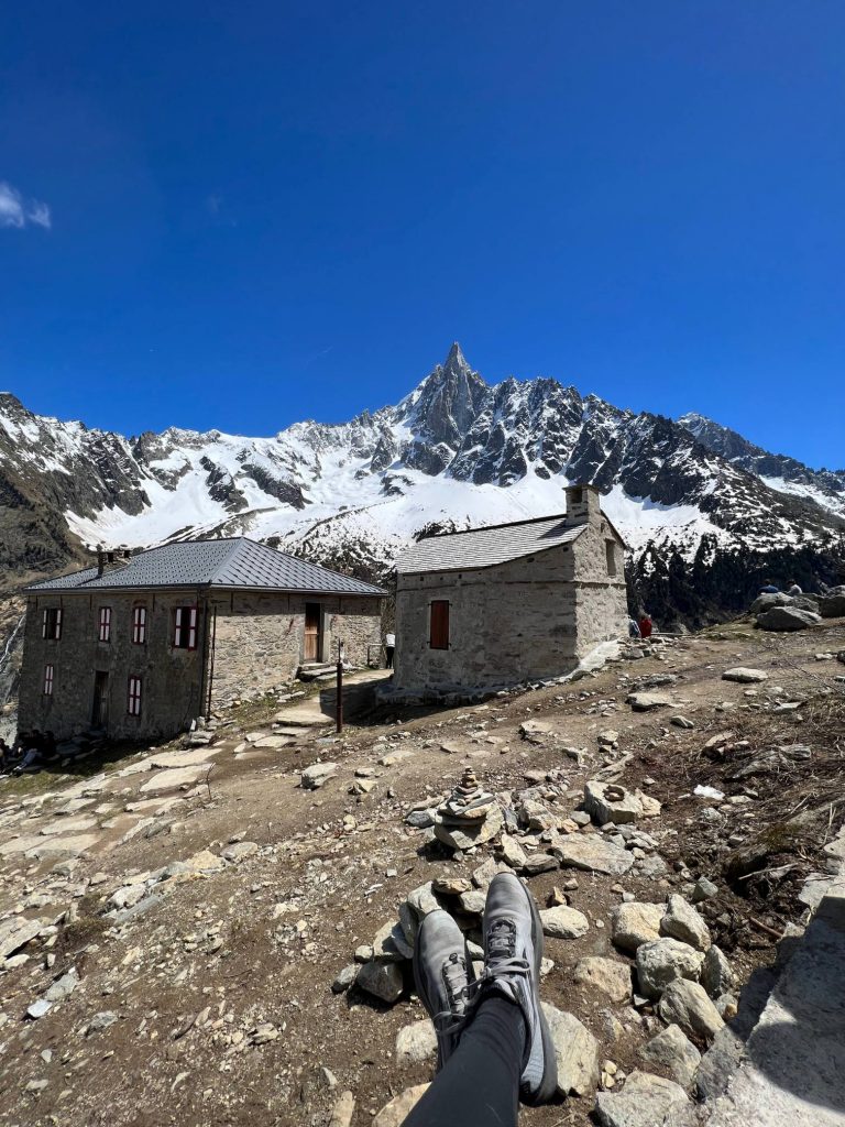 Terrasse du restaurant du Montenvers avec vue sur la Mer de Glace acceptant les chiens