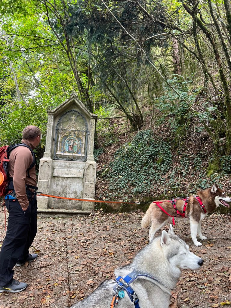Chemin de croix de Duingt au début de la randonnée du Taillefer