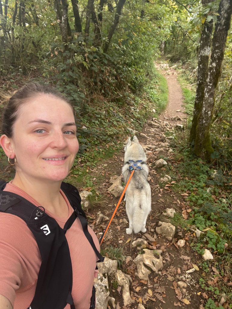 Sentier forestier de la boucle du Taillefer au-dessus du lac d’Annecy