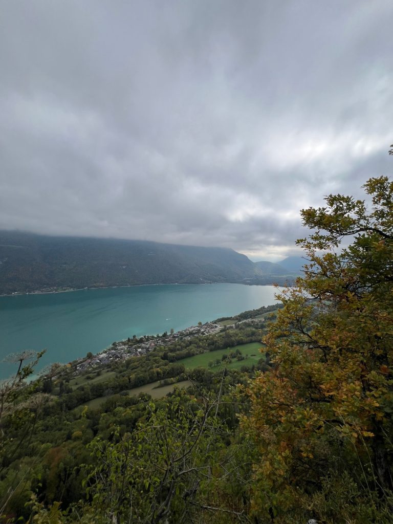 Vue sur le lac d’Annecy depuis le Taillefer avec les couleurs de l’automne
