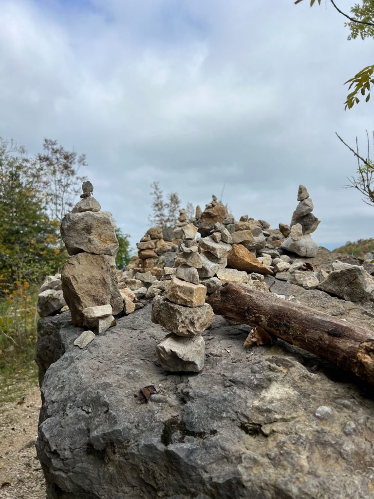 Cairn en pierres sur le sentier de randonnée de la boucle du Taillefer à Duingt