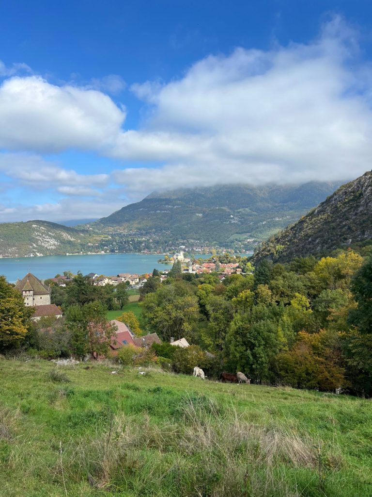 Vue sur le lac d’Annecy et le château de Duingt depuis les hauteurs