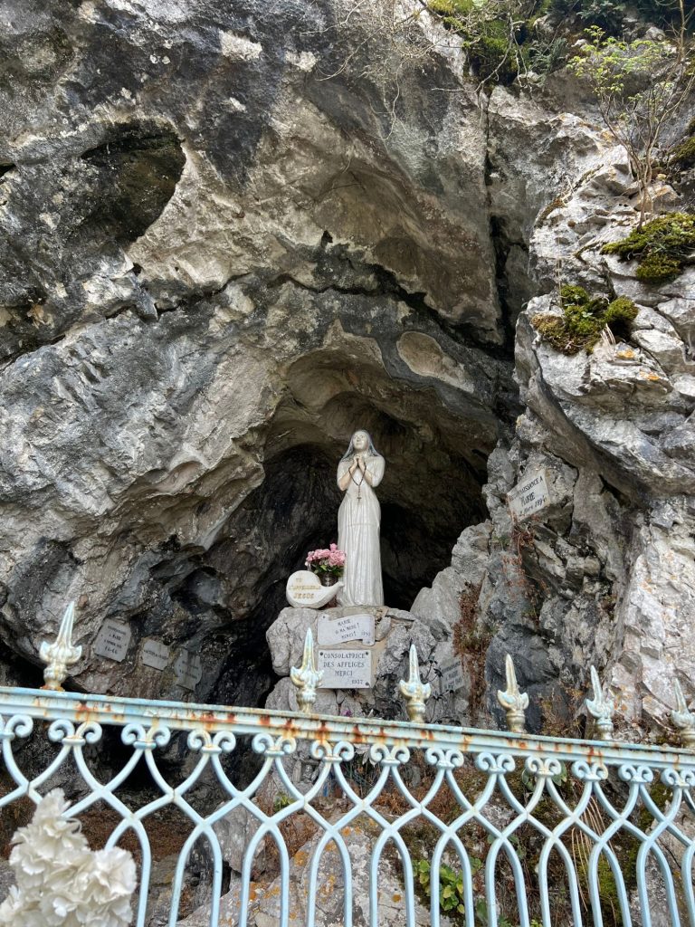 Statue de la Vierge sur le chemin de croix de Duingt avec vue sur le lac d’Annecy