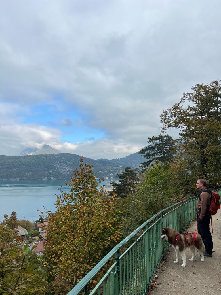 Couleurs vertes, jaunes et orange de l’automne sur les crêtes du Taillefer