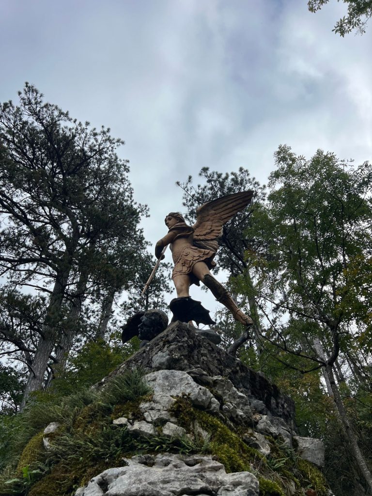 Statue de l’archange Saint Michel sur les hauteurs de Duingt dominant le lac d’Annecy