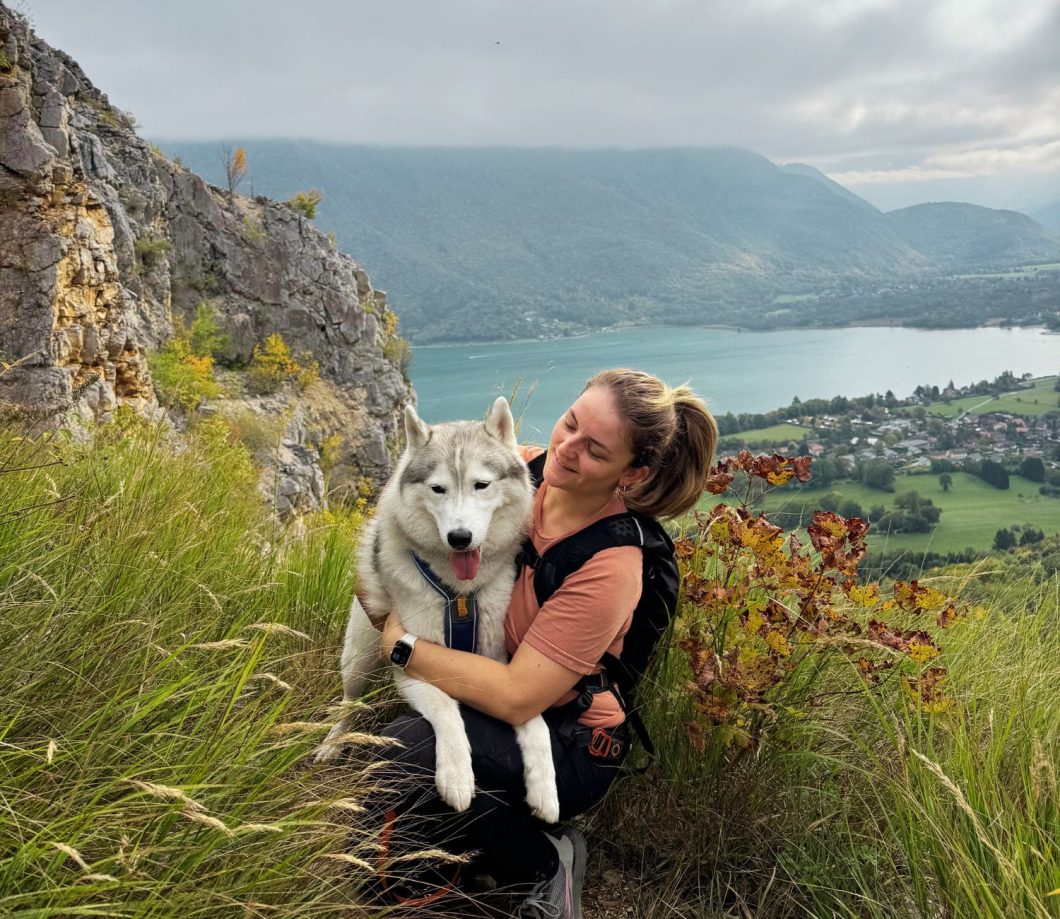 Belvédère de la randonnée du Taillefer avec vue sur les eaux turquoise du lac d’Annecy