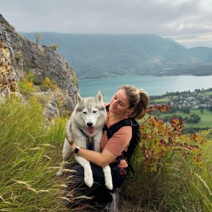 Belvédère de la randonnée du Taillefer avec vue sur les eaux turquoise du lac d’Annecy