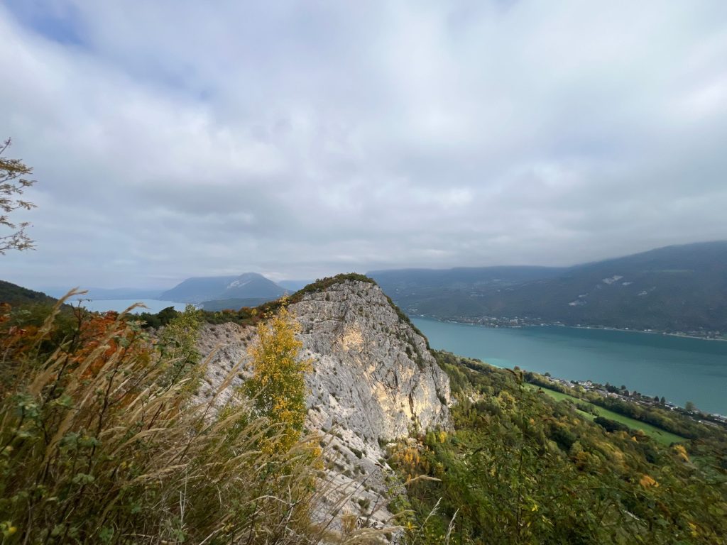 Départ de la randonnée du Taillefer depuis le parking de l’église à Duingt